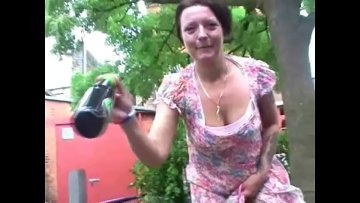 Madura atrevida se masturba con una botella en público